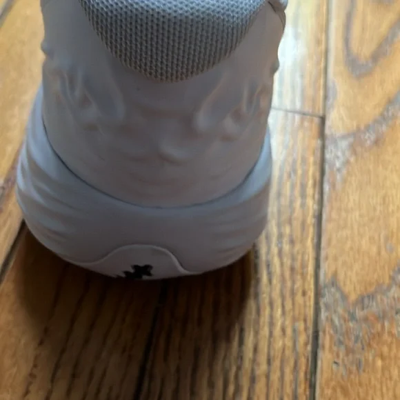 White puma women size 8 sneakers - Picture 3 of 8